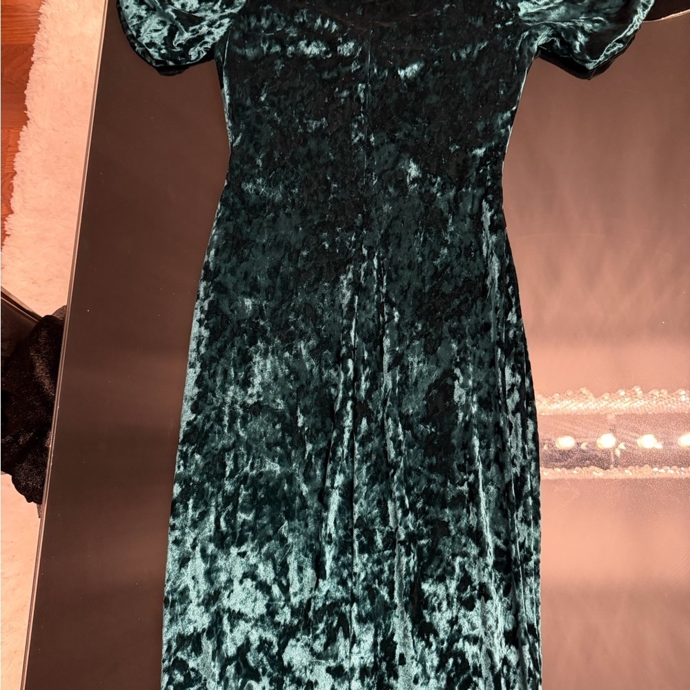 Elegant Velvet Midi Dress in Deep Green - Picture 5 of 5